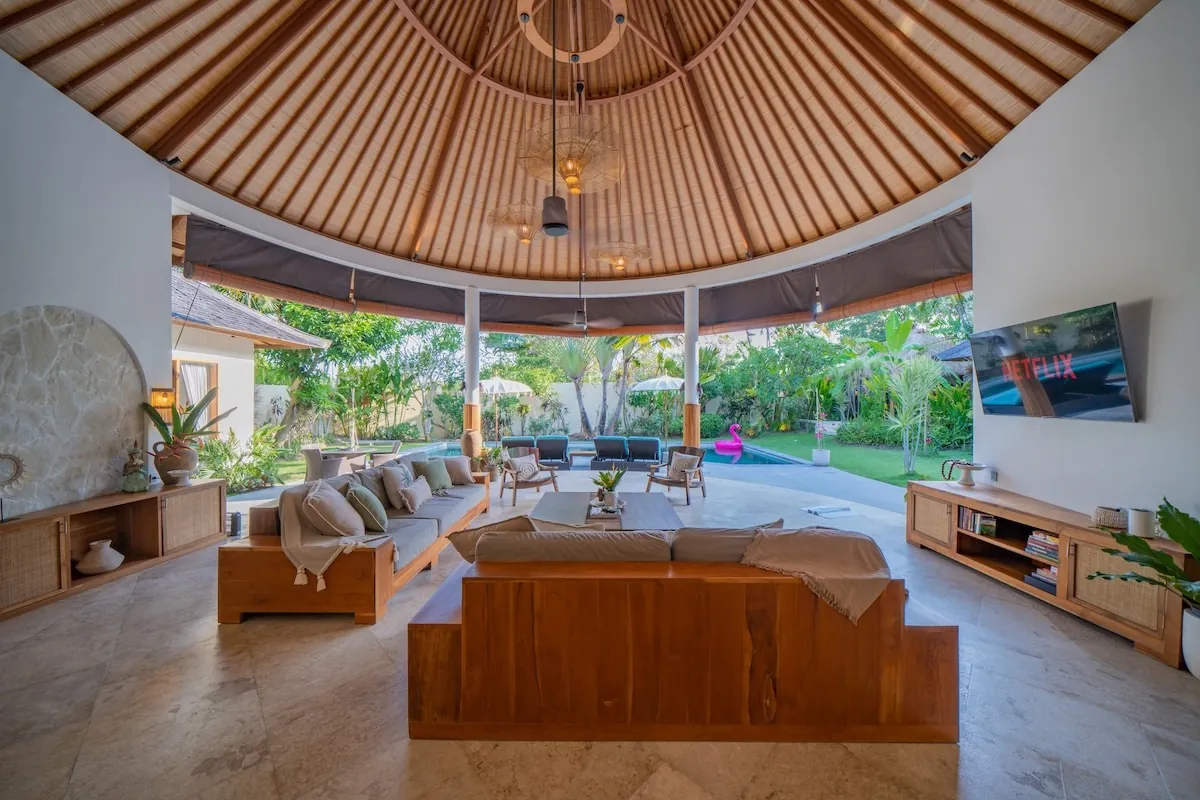 UMALAS COMPOUND — 7BR complex with two private pools and a tropical garden — Umalas, Bali (photo 2)