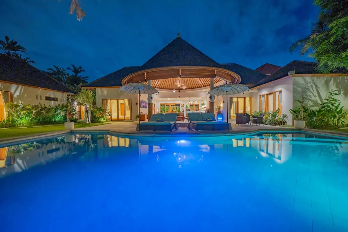 UMALAS COMPOUND — 7BR complex with two private pools and a tropical garden — Umalas, Bali (photo 3)