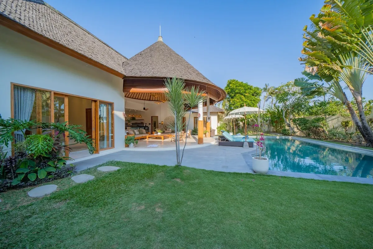 UMALAS COMPOUND — 7BR complex with two private pools and a tropical garden — Umalas, Bali (photo 5)