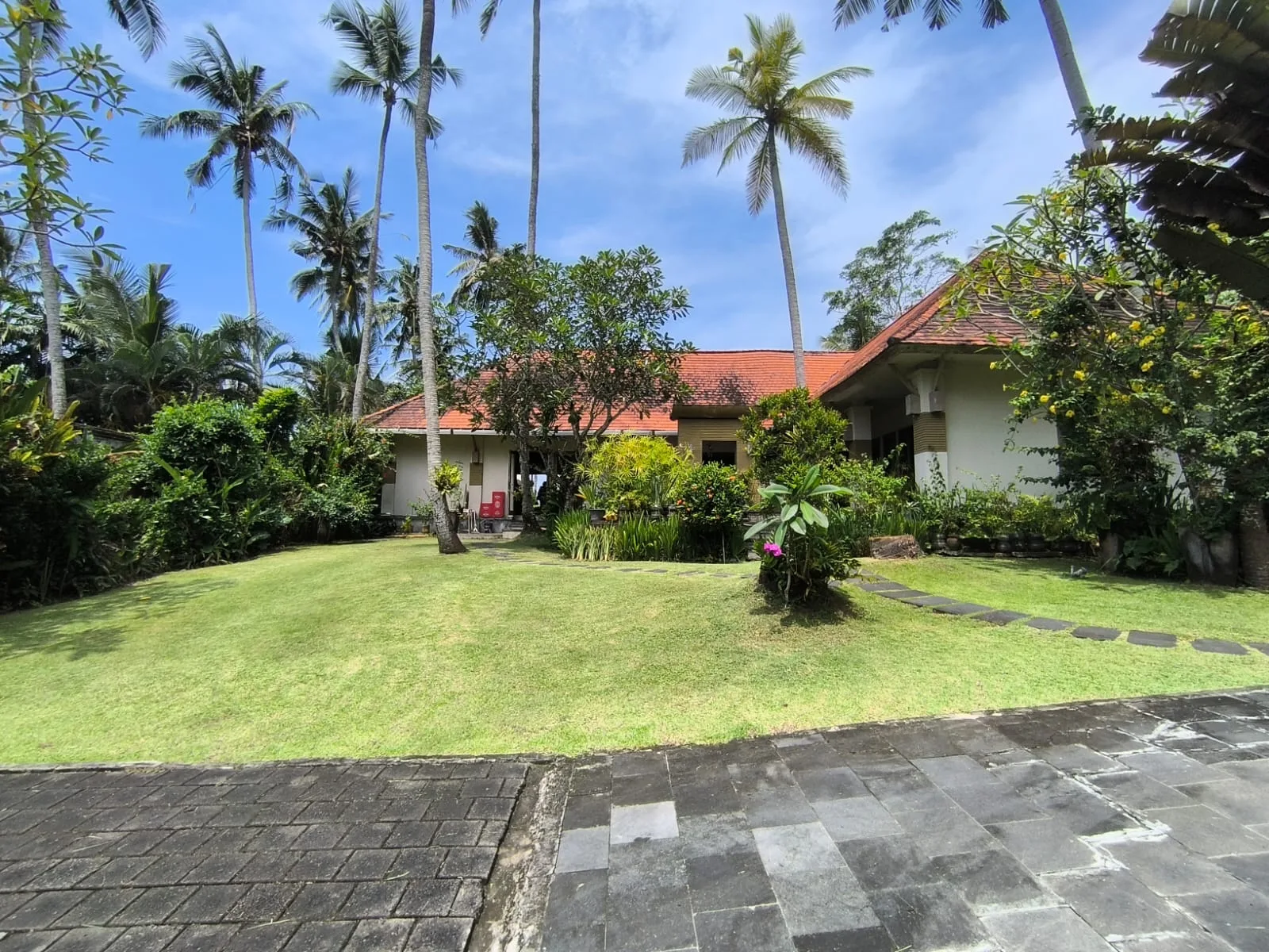 SALOKA — absolute beachfront freehold estate, 6 bedrooms, timeless Balinese design — Tabanan, Bali (photo 6)