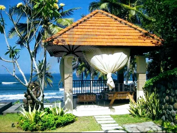 SALOKA — absolute beachfront freehold estate, 6 bedrooms, timeless Balinese design — Tabanan, Bali (photo 4)