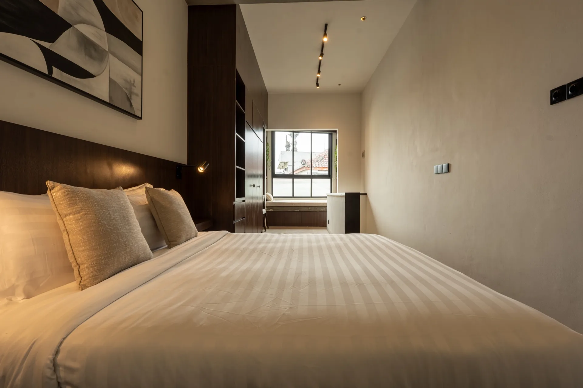 ARIA — turnkey loft-style 1BR with unique open-plan tropical design — Berawa, Bali (photo 2)
