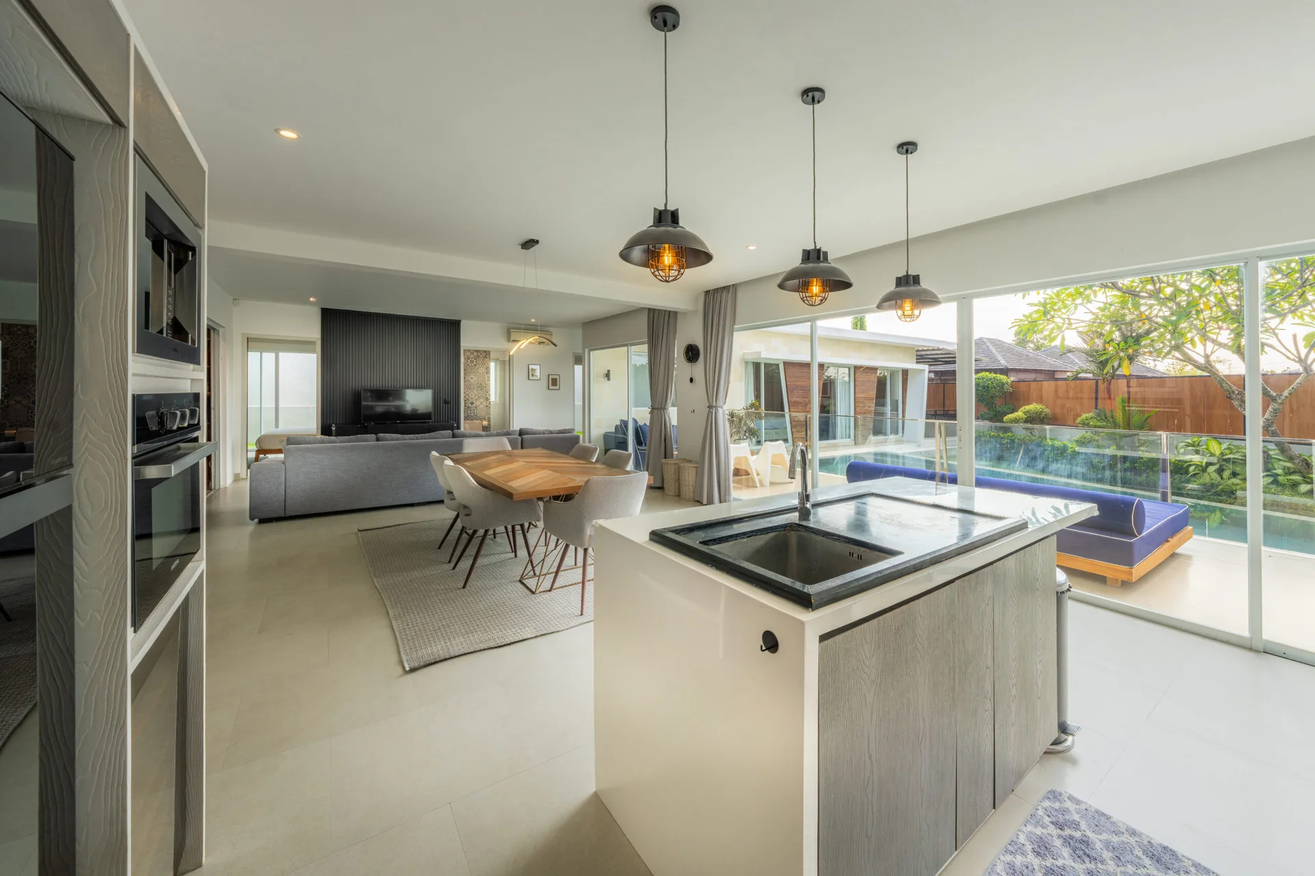 KIANA — 3BR family villa with 37-year guaranteed lease, fully furnished — Berawa, Bali (photo 2)
