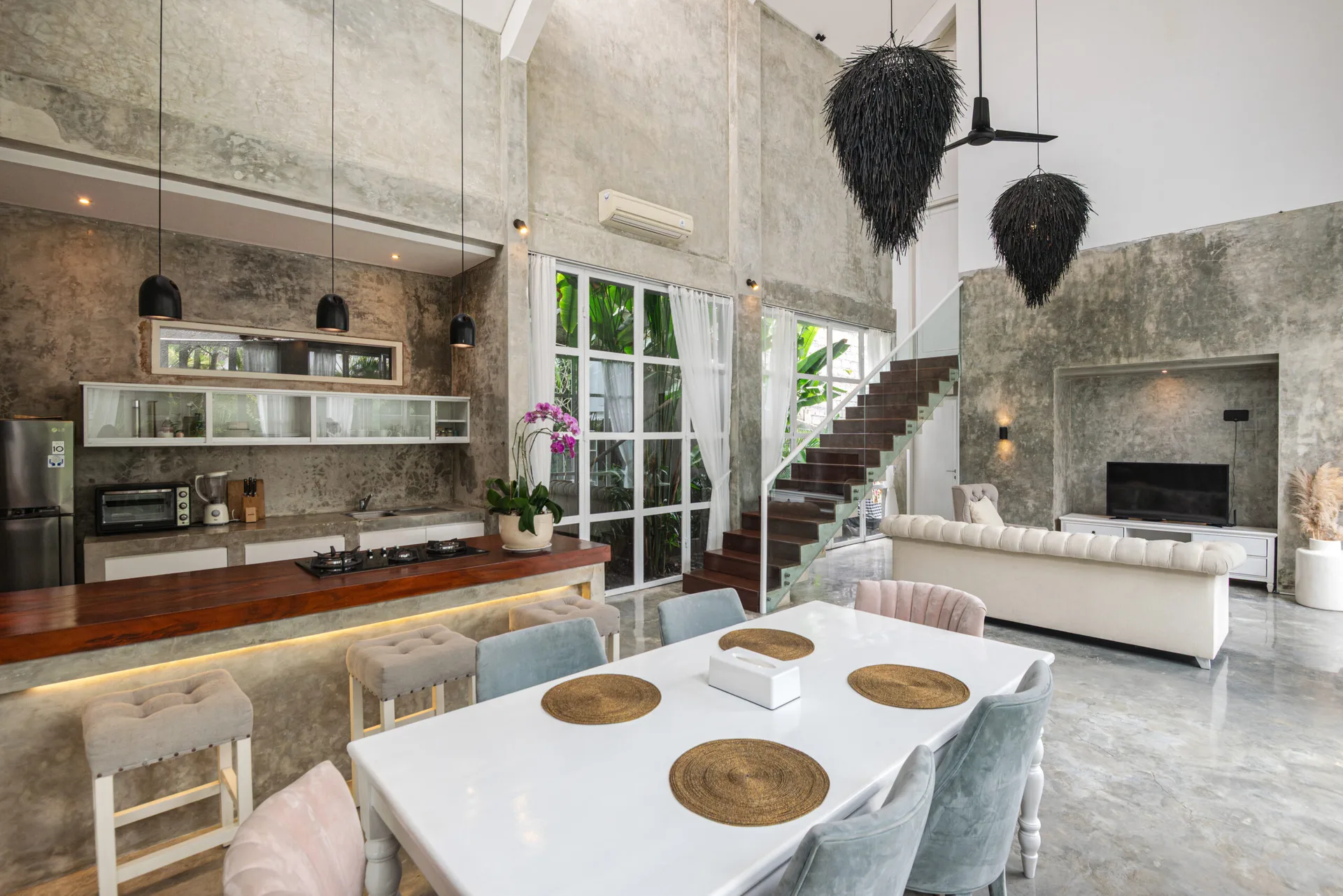 CASA VIRA — spacious 4-bedroom modern family estate — Umalas, Bali (photo 3)