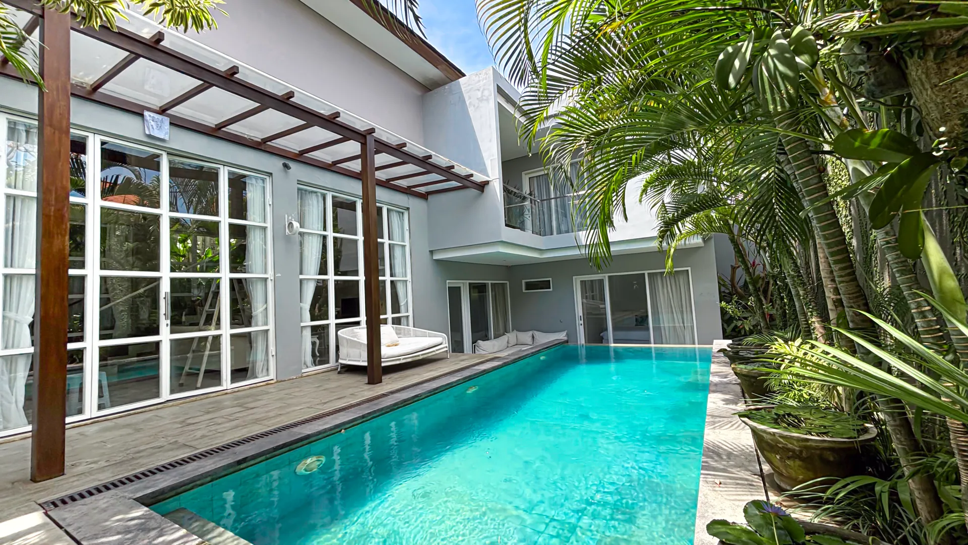 CASA VIRA — spacious 4-bedroom modern family estate — Umalas, Bali (photo 5)