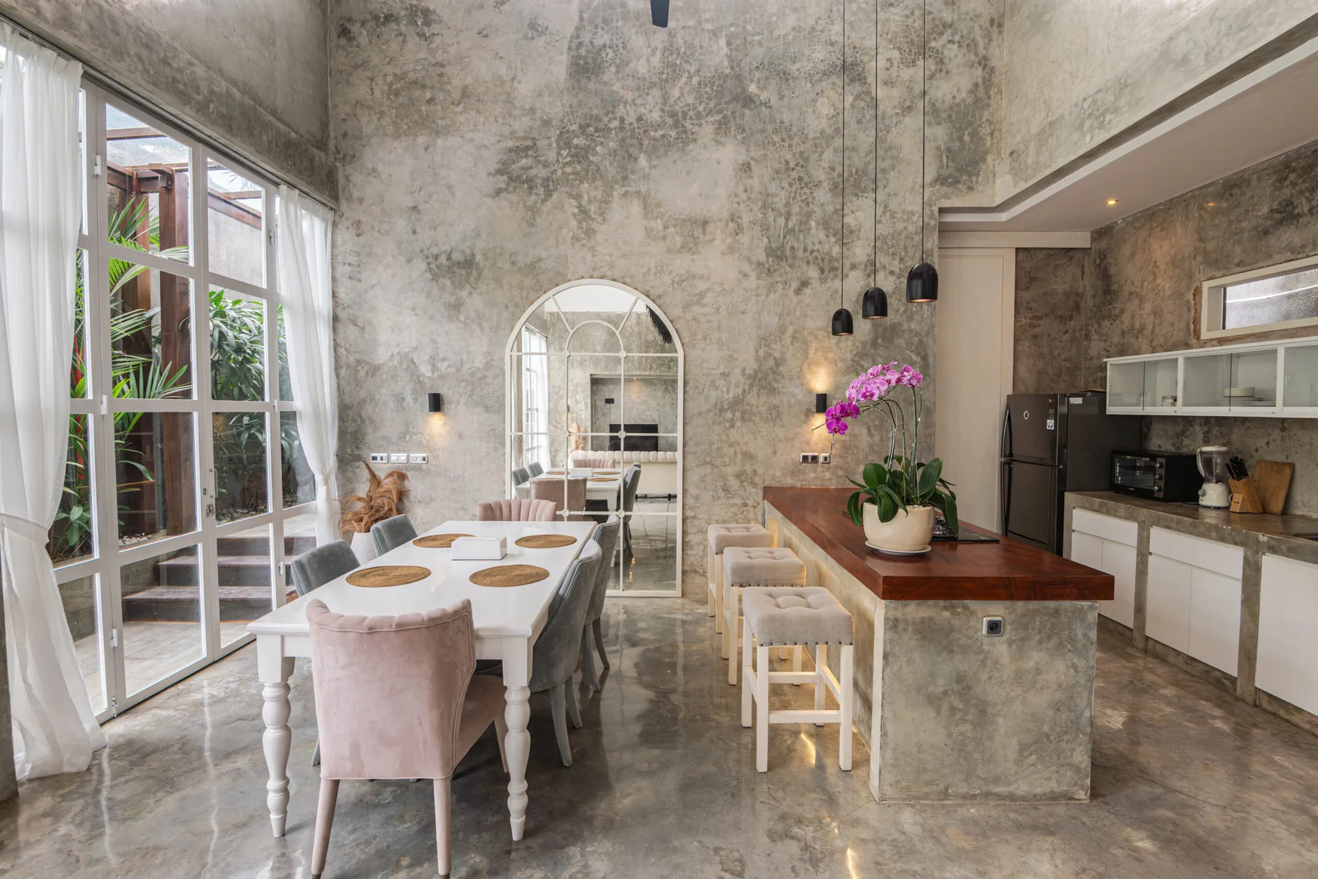 CASA VIRA — spacious 4-bedroom modern family estate — Umalas, Bali (photo 6)